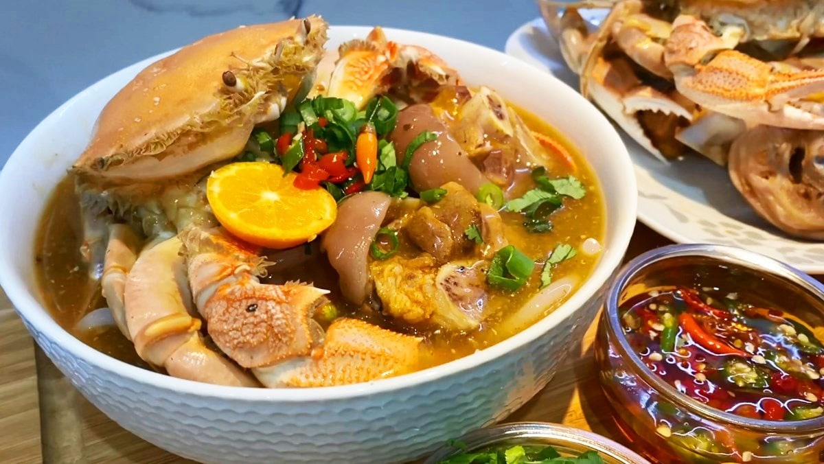 A rich, hearty noodle soup where the thick tapioca noodles are paired with a delicate crab broth, often enhanced with aromatic herbs